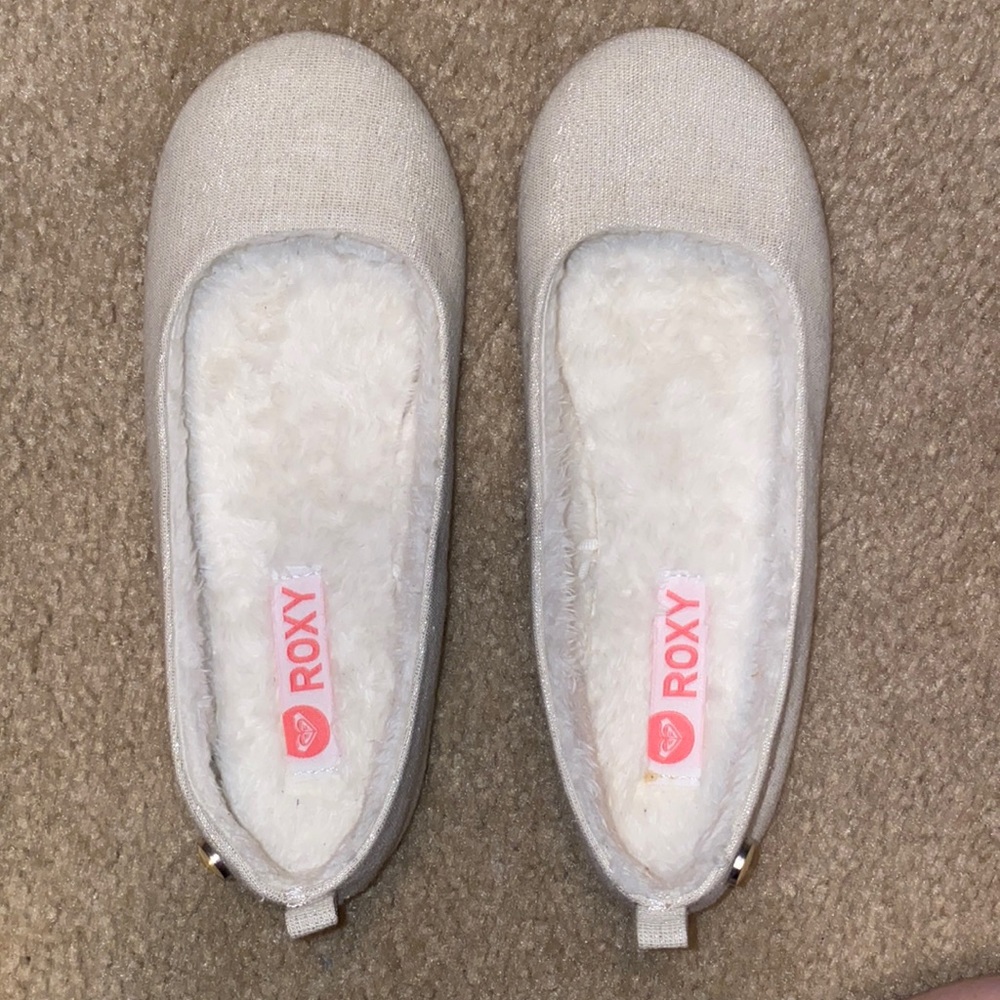 Roxy outdoor slippers in silver, size 6.